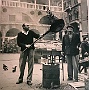L’acrobatico lancio delle caldarroste richiama l’attenzione dei frequentatori in Piazza della frutta a Padova (Fausto Levorin Carega)